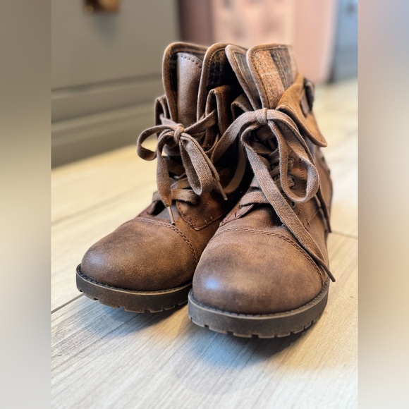 Like New! ROCK & CANDY by ZIGI Tan Sonni Lace Up Boots with Plaid Accent - Picture 4 of 7